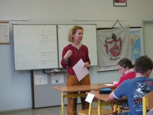 Květa pokládá dětem otázky o městském znaku